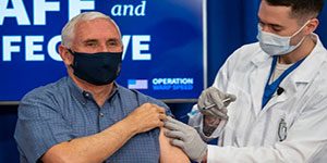 مایک پنس - معاون رئیس‌جمهور آمریکا مقابل دوربین‌ها واکسن‌ زد